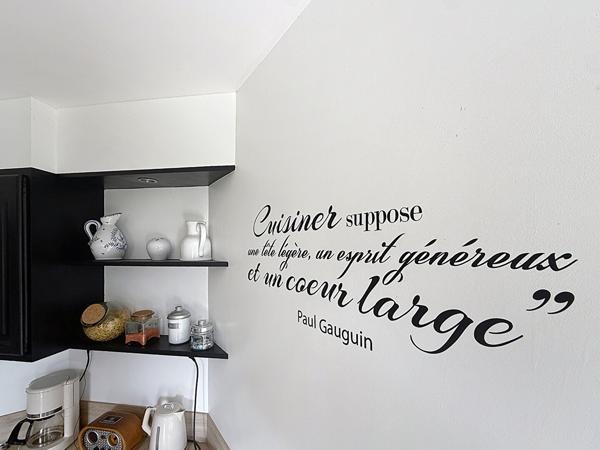 Belle maison à vendre dans un cadre bucolique offrant de beaux volumes et un joli jardin avec piscine entièrement clos au calme à 15 minutes au Sud d'Angers