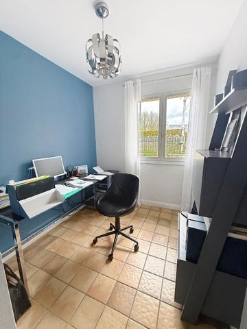 Belle maison à vendre dans un cadre bucolique offrant de beaux volumes et un joli jardin avec piscine entièrement clos au calme à 15 minutes au Sud d'Angers
