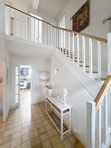 Belle maison à vendre dans un cadre bucolique offrant de beaux volumes et un joli jardin avec piscine entièrement clos au calme à 15 minutes au Sud d'Angers