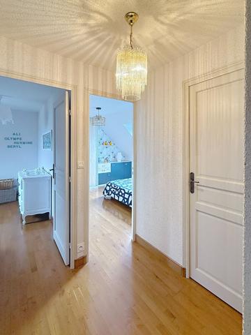 Belle maison à vendre dans un cadre bucolique offrant de beaux volumes et un joli jardin avec piscine entièrement clos au calme à 15 minutes au Sud d'Angers