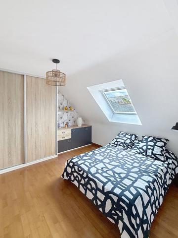 Belle maison à vendre dans un cadre bucolique offrant de beaux volumes et un joli jardin avec piscine entièrement clos au calme à 15 minutes au Sud d'Angers