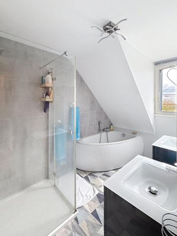 Belle maison à vendre dans un cadre bucolique offrant de beaux volumes et un joli jardin avec piscine entièrement clos au calme à 15 minutes au Sud d'Angers