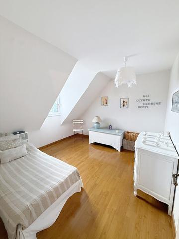 Belle maison à vendre dans un cadre bucolique offrant de beaux volumes et un joli jardin avec piscine entièrement clos au calme à 15 minutes au Sud d'Angers