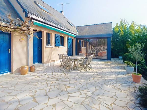 Belle maison à vendre dans un cadre bucolique offrant de beaux volumes et un joli jardin avec piscine entièrement clos au calme à 15 minutes au Sud d'Angers