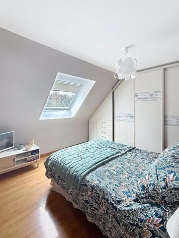 Belle maison à vendre dans un cadre bucolique offrant de beaux volumes et un joli jardin avec piscine entièrement clos au calme à 15 minutes au Sud d'Angers