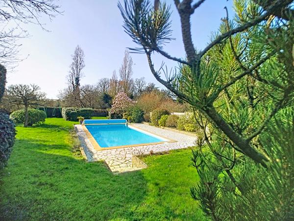 Belle maison à vendre dans un cadre bucolique offrant de beaux volumes et un joli jardin avec piscine entièrement clos au calme à 15 minutes au Sud d'Angers