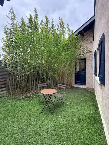 Belle maison à vendre dans un cadre bucolique offrant de beaux volumes et un joli jardin avec piscine entièrement clos au calme à 15 minutes au Sud d'Angers