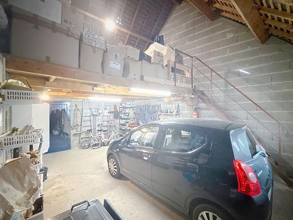 Belle maison à vendre dans un cadre bucolique offrant de beaux volumes et un joli jardin avec piscine entièrement clos au calme à 15 minutes au Sud d'Angers