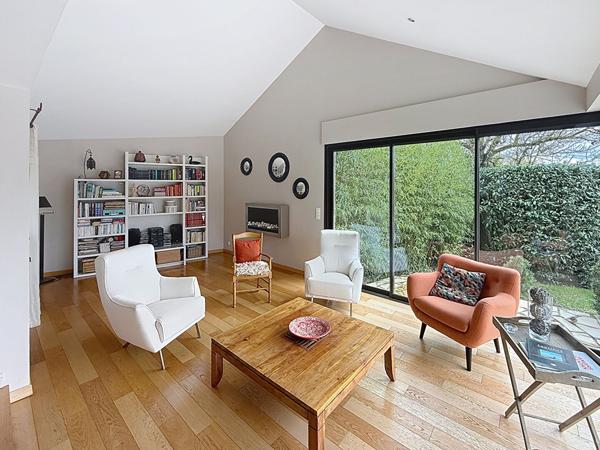 Belle maison à vendre dans un cadre bucolique offrant de beaux volumes et un joli jardin avec piscine entièrement clos au calme à 15 minutes au Sud d'Angers