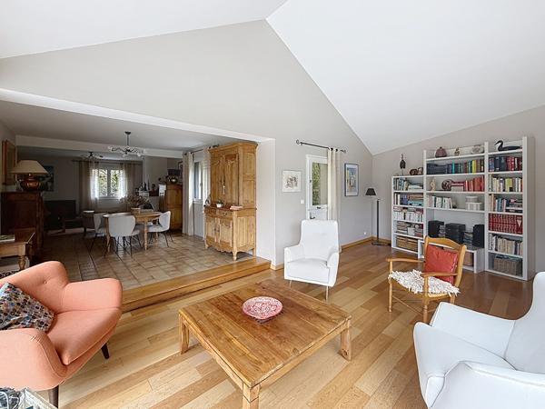 Belle maison à vendre dans un cadre bucolique offrant de beaux volumes et un joli jardin avec piscine entièrement clos au calme à 15 minutes au Sud d'Angers