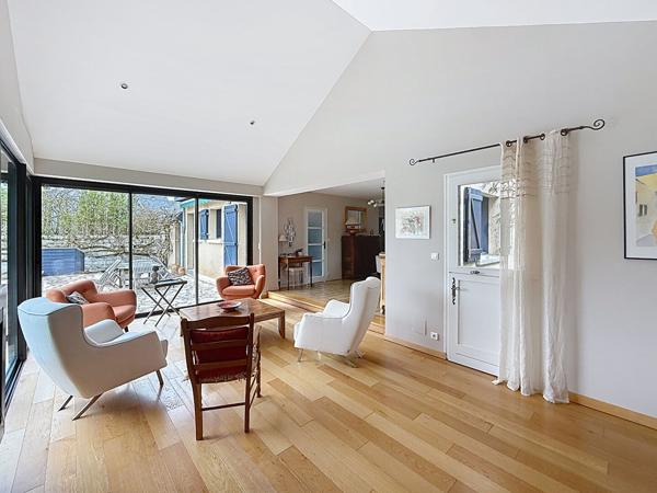 Belle maison à vendre dans un cadre bucolique offrant de beaux volumes et un joli jardin avec piscine entièrement clos au calme à 15 minutes au Sud d'Angers