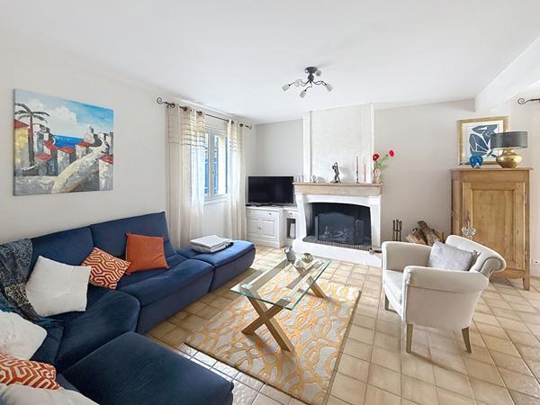 Belle maison à vendre dans un cadre bucolique offrant de beaux volumes et un joli jardin avec piscine entièrement clos au calme à 15 minutes au Sud d'Angers