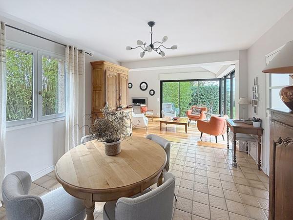 Belle maison à vendre dans un cadre bucolique offrant de beaux volumes et un joli jardin avec piscine entièrement clos au calme à 15 minutes au Sud d'Angers