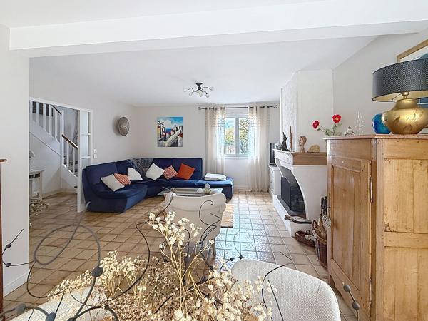 Belle maison à vendre dans un cadre bucolique offrant de beaux volumes et un joli jardin avec piscine entièrement clos au calme à 15 minutes au Sud d'Angers