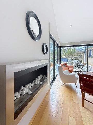 Belle maison à vendre dans un cadre bucolique offrant de beaux volumes et un joli jardin avec piscine entièrement clos au calme à 15 minutes au Sud d'Angers