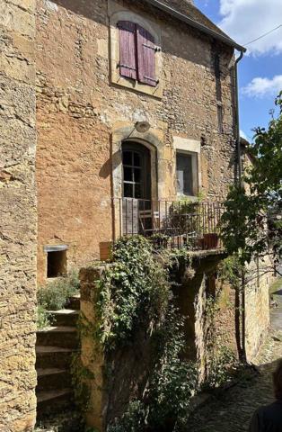 Maison ancienne - Les eyzies En Périgord noir, maison du 14ème siècle, rénovée en 2010 dans un style authentique typique du Périgord, au calme, dans un charmant petit village.