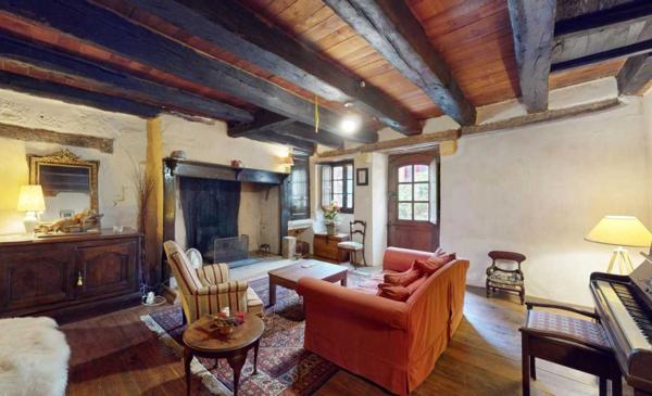 Maison ancienne - Les eyzies En Périgord noir, maison du 14ème siècle, rénovée en 2010 dans un style authentique typique du Périgord, au calme, dans un charmant petit village.