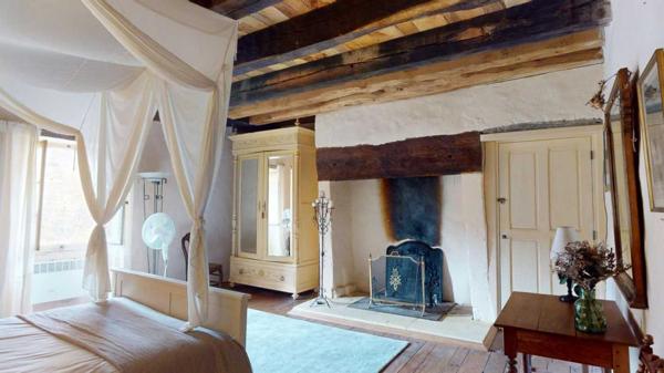 Maison ancienne - Les eyzies En Périgord noir, maison du 14ème siècle, rénovée en 2010 dans un style authentique typique du Périgord, au calme, dans un charmant petit village.