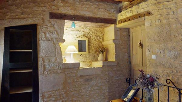 Maison ancienne - Les eyzies En Périgord noir, maison du 14ème siècle, rénovée en 2010 dans un style authentique typique du Périgord, au calme, dans un charmant petit village.