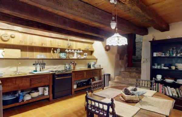 Maison ancienne - Les eyzies En Périgord noir, maison du 14ème siècle, rénovée en 2010 dans un style authentique typique du Périgord, au calme, dans un charmant petit village.