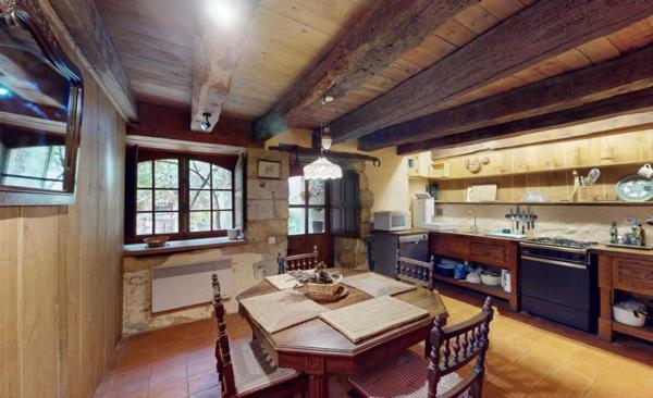 Maison ancienne - Les eyzies En Périgord noir, maison du 14ème siècle, rénovée en 2010 dans un style authentique typique du Périgord, au calme, dans un charmant petit village.