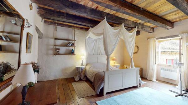 Maison ancienne - Les eyzies En Périgord noir, maison du 14ème siècle, rénovée en 2010 dans un style authentique typique du Périgord, au calme, dans un charmant petit village.