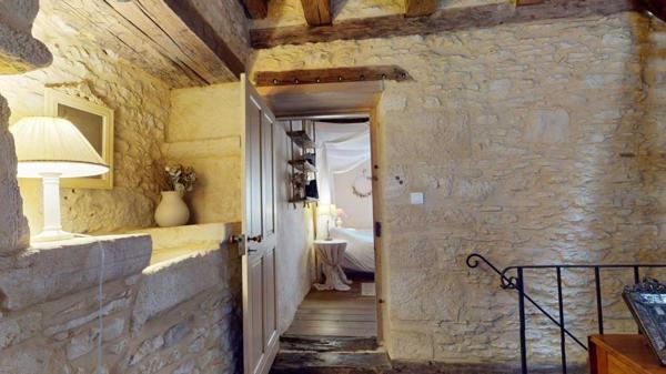 Maison ancienne - Les eyzies En Périgord noir, maison du 14ème siècle, rénovée en 2010 dans un style authentique typique du Périgord, au calme, dans un charmant petit village.