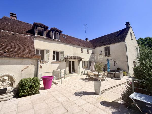 À Pommeuse, au cœur de la vallée du Grand Morin, découvrez cette magnifique demeure de caractère de près de 300 m² habitables, nichée dans un environnement verdoyant sur plus de 13 000 m² de terrain.

Ici, la nature est omniprésente. De grands espaces, du calme, de la verdure et cette agréable sensation d'être à la campagne, tout en restant à proximité de Disneyland Paris et facilement relié à la capitale.

Une propriété généreuse et pleine de charme, idéale pour une grande famille, mais également pour imaginer un beau projet de chambres d'hôtes, de gîte ou de table d'hôtes.

Dès le rez-de-chaussée, la maison séduit par ses proportions avec un vaste espace de vie de 50 m², plein de charme et convivial, complété par un second séjour de plus de 40 m². Plus de 90 m² d'espaces de réception où l'on imagine facilement les grandes tablées, les moments en famille, les soirées entre amis ou les petits-déjeuners de futurs hôtes.

Ce niveau accueille également une suite parentale avec salle d'eau privative et WC séparés.

À l'étage, les beaux volumes se poursuivent avec un espace composé d'une chambre, d'un salon et d'une salle d'eau. Deux autres grandes chambres ainsi qu'une salle de bains avec WC complètent ce niveau, sans oublier une belle suite parentale avec sa propre salle d'eau et ses WC, offrant confort et intimité.

Au deuxième étage, deux grandes chambres mansardées viennent parfaire l'ensemble et apporter encore davantage de possibilités à cette demeure familiale.

À l'extérieur, le charme opère tout autant. La propriété s'étend sur plus de 1,3 hectare, dans un cadre verdoyant où l'on profite pleinement des beaux jours et du calme de la campagne.

Une très belle et grande terrasse prolonge naturellement les espaces de vie. Déjeuners au soleil, longues soirées d'été, grandes tablées en famille ou moments de détente face à la verdure… ici, la maison se vit autant à l'intérieur qu'à l'extérieur.

Une piscine chauffée vient compléter ce cadre privilégié, ainsi qu'un double garage.

La propriété dispose également d'une partie équestre particulièrement complète avec 12 boxes, 6 paddocks,  une carrière, sellerie, espaces de stockage (hangar et box de stockage) et club-house.
Et nul besoin d'être cavalier pour apprécier tout le potentiel du lieu : cette partie peut être louée séparément pour environ 1 300 € par mois, soit un potentiel de 15 600 € de revenus complémentaires par an.

La situation est tout aussi séduisante : Disneyland Paris à environ 20/25 minutes, gare de Faremoutiers-Pommeuse à seulement 6 minutes en voiture, desservie par la ligne P en direction de Paris-Est, et écoles maternelle et élémentaire sur la commune.

Maison familiale, chambres d'hôtes, gîte, table d'hôtes, activité touristique, univers équestre ou revenus complémentaires… cette propriété offre une multitude de possibilités.

Une propriété atypique et pleine de caractère au cœur de la vallée du Grand Morin, pensée pour ceux qui recherchent de l'espace, du charme et surtout un lieu capable d'accueillir de nombreux projets.