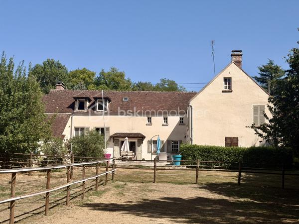 À Pommeuse, au cœur de la vallée du Grand Morin, découvrez cette magnifique demeure de caractère de près de 300 m² habitables, nichée dans un environnement verdoyant sur plus de 13 000 m² de terrain.

Ici, la nature est omniprésente. De grands espaces, du calme, de la verdure et cette agréable sensation d'être à la campagne, tout en restant à proximité de Disneyland Paris et facilement relié à la capitale.

Une propriété généreuse et pleine de charme, idéale pour une grande famille, mais également pour imaginer un beau projet de chambres d'hôtes, de gîte ou de table d'hôtes.

Dès le rez-de-chaussée, la maison séduit par ses proportions avec un vaste espace de vie de 50 m², plein de charme et convivial, complété par un second séjour de plus de 40 m². Plus de 90 m² d'espaces de réception où l'on imagine facilement les grandes tablées, les moments en famille, les soirées entre amis ou les petits-déjeuners de futurs hôtes.

Ce niveau accueille également une suite parentale avec salle d'eau privative et WC séparés.

À l'étage, les beaux volumes se poursuivent avec un espace composé d'une chambre, d'un salon et d'une salle d'eau. Deux autres grandes chambres ainsi qu'une salle de bains avec WC complètent ce niveau, sans oublier une belle suite parentale avec sa propre salle d'eau et ses WC, offrant confort et intimité.

Au deuxième étage, deux grandes chambres mansardées viennent parfaire l'ensemble et apporter encore davantage de possibilités à cette demeure familiale.

À l'extérieur, le charme opère tout autant. La propriété s'étend sur plus de 1,3 hectare, dans un cadre verdoyant où l'on profite pleinement des beaux jours et du calme de la campagne.

Une très belle et grande terrasse prolonge naturellement les espaces de vie. Déjeuners au soleil, longues soirées d'été, grandes tablées en famille ou moments de détente face à la verdure… ici, la maison se vit autant à l'intérieur qu'à l'extérieur.

Une piscine chauffée vient compléter ce cadre privilégié, ainsi qu'un double garage.

La propriété dispose également d'une partie équestre particulièrement complète avec 12 boxes, 6 paddocks,  une carrière, sellerie, espaces de stockage (hangar et box de stockage) et club-house.
Et nul besoin d'être cavalier pour apprécier tout le potentiel du lieu : cette partie peut être louée séparément pour environ 1 300 € par mois, soit un potentiel de 15 600 € de revenus complémentaires par an.

La situation est tout aussi séduisante : Disneyland Paris à environ 20/25 minutes, gare de Faremoutiers-Pommeuse à seulement 6 minutes en voiture, desservie par la ligne P en direction de Paris-Est, et écoles maternelle et élémentaire sur la commune.

Maison familiale, chambres d'hôtes, gîte, table d'hôtes, activité touristique, univers équestre ou revenus complémentaires… cette propriété offre une multitude de possibilités.

Une propriété atypique et pleine de caractère au cœur de la vallée du Grand Morin, pensée pour ceux qui recherchent de l'espace, du charme et surtout un lieu capable d'accueillir de nombreux projets.