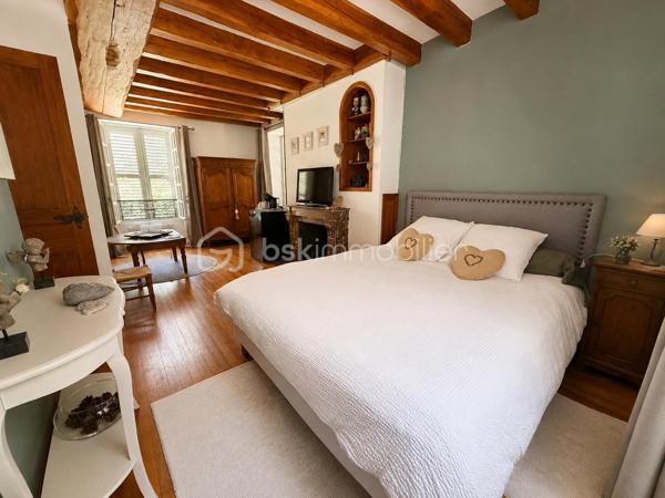 À Pommeuse, au cœur de la vallée du Grand Morin, découvrez cette magnifique demeure de caractère de près de 300 m² habitables, nichée dans un environnement verdoyant sur plus de 13 000 m² de terrain.

Ici, la nature est omniprésente. De grands espaces, du calme, de la verdure et cette agréable sensation d'être à la campagne, tout en restant à proximité de Disneyland Paris et facilement relié à la capitale.

Une propriété généreuse et pleine de charme, idéale pour une grande famille, mais également pour imaginer un beau projet de chambres d'hôtes, de gîte ou de table d'hôtes.

Dès le rez-de-chaussée, la maison séduit par ses proportions avec un vaste espace de vie de 50 m², plein de charme et convivial, complété par un second séjour de plus de 40 m². Plus de 90 m² d'espaces de réception où l'on imagine facilement les grandes tablées, les moments en famille, les soirées entre amis ou les petits-déjeuners de futurs hôtes.

Ce niveau accueille également une suite parentale avec salle d'eau privative et WC séparés.

À l'étage, les beaux volumes se poursuivent avec un espace composé d'une chambre, d'un salon et d'une salle d'eau. Deux autres grandes chambres ainsi qu'une salle de bains avec WC complètent ce niveau, sans oublier une belle suite parentale avec sa propre salle d'eau et ses WC, offrant confort et intimité.

Au deuxième étage, deux grandes chambres mansardées viennent parfaire l'ensemble et apporter encore davantage de possibilités à cette demeure familiale.

À l'extérieur, le charme opère tout autant. La propriété s'étend sur plus de 1,3 hectare, dans un cadre verdoyant où l'on profite pleinement des beaux jours et du calme de la campagne.

Une très belle et grande terrasse prolonge naturellement les espaces de vie. Déjeuners au soleil, longues soirées d'été, grandes tablées en famille ou moments de détente face à la verdure… ici, la maison se vit autant à l'intérieur qu'à l'extérieur.

Une piscine chauffée vient compléter ce cadre privilégié, ainsi qu'un double garage.

La propriété dispose également d'une partie équestre particulièrement complète avec 12 boxes, 6 paddocks,  une carrière, sellerie, espaces de stockage (hangar et box de stockage) et club-house.
Et nul besoin d'être cavalier pour apprécier tout le potentiel du lieu : cette partie peut être louée séparément pour environ 1 300 € par mois, soit un potentiel de 15 600 € de revenus complémentaires par an.

La situation est tout aussi séduisante : Disneyland Paris à environ 20/25 minutes, gare de Faremoutiers-Pommeuse à seulement 6 minutes en voiture, desservie par la ligne P en direction de Paris-Est, et écoles maternelle et élémentaire sur la commune.

Maison familiale, chambres d'hôtes, gîte, table d'hôtes, activité touristique, univers équestre ou revenus complémentaires… cette propriété offre une multitude de possibilités.

Une propriété atypique et pleine de caractère au cœur de la vallée du Grand Morin, pensée pour ceux qui recherchent de l'espace, du charme et surtout un lieu capable d'accueillir de nombreux projets.