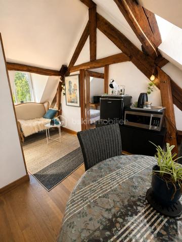 À Pommeuse, au cœur de la vallée du Grand Morin, découvrez cette magnifique demeure de caractère de près de 300 m² habitables, nichée dans un environnement verdoyant sur plus de 13 000 m² de terrain.

Ici, la nature est omniprésente. De grands espaces, du calme, de la verdure et cette agréable sensation d'être à la campagne, tout en restant à proximité de Disneyland Paris et facilement relié à la capitale.

Une propriété généreuse et pleine de charme, idéale pour une grande famille, mais également pour imaginer un beau projet de chambres d'hôtes, de gîte ou de table d'hôtes.

Dès le rez-de-chaussée, la maison séduit par ses proportions avec un vaste espace de vie de 50 m², plein de charme et convivial, complété par un second séjour de plus de 40 m². Plus de 90 m² d'espaces de réception où l'on imagine facilement les grandes tablées, les moments en famille, les soirées entre amis ou les petits-déjeuners de futurs hôtes.

Ce niveau accueille également une suite parentale avec salle d'eau privative et WC séparés.

À l'étage, les beaux volumes se poursuivent avec un espace composé d'une chambre, d'un salon et d'une salle d'eau. Deux autres grandes chambres ainsi qu'une salle de bains avec WC complètent ce niveau, sans oublier une belle suite parentale avec sa propre salle d'eau et ses WC, offrant confort et intimité.

Au deuxième étage, deux grandes chambres mansardées viennent parfaire l'ensemble et apporter encore davantage de possibilités à cette demeure familiale.

À l'extérieur, le charme opère tout autant. La propriété s'étend sur plus de 1,3 hectare, dans un cadre verdoyant où l'on profite pleinement des beaux jours et du calme de la campagne.

Une très belle et grande terrasse prolonge naturellement les espaces de vie. Déjeuners au soleil, longues soirées d'été, grandes tablées en famille ou moments de détente face à la verdure… ici, la maison se vit autant à l'intérieur qu'à l'extérieur.

Une piscine chauffée vient compléter ce cadre privilégié, ainsi qu'un double garage.

La propriété dispose également d'une partie équestre particulièrement complète avec 12 boxes, 6 paddocks,  une carrière, sellerie, espaces de stockage (hangar et box de stockage) et club-house.
Et nul besoin d'être cavalier pour apprécier tout le potentiel du lieu : cette partie peut être louée séparément pour environ 1 300 € par mois, soit un potentiel de 15 600 € de revenus complémentaires par an.

La situation est tout aussi séduisante : Disneyland Paris à environ 20/25 minutes, gare de Faremoutiers-Pommeuse à seulement 6 minutes en voiture, desservie par la ligne P en direction de Paris-Est, et écoles maternelle et élémentaire sur la commune.

Maison familiale, chambres d'hôtes, gîte, table d'hôtes, activité touristique, univers équestre ou revenus complémentaires… cette propriété offre une multitude de possibilités.

Une propriété atypique et pleine de caractère au cœur de la vallée du Grand Morin, pensée pour ceux qui recherchent de l'espace, du charme et surtout un lieu capable d'accueillir de nombreux projets.