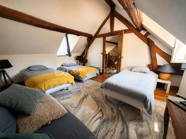 À Pommeuse, au cœur de la vallée du Grand Morin, découvrez cette magnifique demeure de caractère de près de 300 m² habitables, nichée dans un environnement verdoyant sur plus de 13 000 m² de terrain.

Ici, la nature est omniprésente. De grands espaces, du calme, de la verdure et cette agréable sensation d'être à la campagne, tout en restant à proximité de Disneyland Paris et facilement relié à la capitale.

Une propriété généreuse et pleine de charme, idéale pour une grande famille, mais également pour imaginer un beau projet de chambres d'hôtes, de gîte ou de table d'hôtes.

Dès le rez-de-chaussée, la maison séduit par ses proportions avec un vaste espace de vie de 50 m², plein de charme et convivial, complété par un second séjour de plus de 40 m². Plus de 90 m² d'espaces de réception où l'on imagine facilement les grandes tablées, les moments en famille, les soirées entre amis ou les petits-déjeuners de futurs hôtes.

Ce niveau accueille également une suite parentale avec salle d'eau privative et WC séparés.

À l'étage, les beaux volumes se poursuivent avec un espace composé d'une chambre, d'un salon et d'une salle d'eau. Deux autres grandes chambres ainsi qu'une salle de bains avec WC complètent ce niveau, sans oublier une belle suite parentale avec sa propre salle d'eau et ses WC, offrant confort et intimité.

Au deuxième étage, deux grandes chambres mansardées viennent parfaire l'ensemble et apporter encore davantage de possibilités à cette demeure familiale.

À l'extérieur, le charme opère tout autant. La propriété s'étend sur plus de 1,3 hectare, dans un cadre verdoyant où l'on profite pleinement des beaux jours et du calme de la campagne.

Une très belle et grande terrasse prolonge naturellement les espaces de vie. Déjeuners au soleil, longues soirées d'été, grandes tablées en famille ou moments de détente face à la verdure… ici, la maison se vit autant à l'intérieur qu'à l'extérieur.

Une piscine chauffée vient compléter ce cadre privilégié, ainsi qu'un double garage.

La propriété dispose également d'une partie équestre particulièrement complète avec 12 boxes, 6 paddocks,  une carrière, sellerie, espaces de stockage (hangar et box de stockage) et club-house.
Et nul besoin d'être cavalier pour apprécier tout le potentiel du lieu : cette partie peut être louée séparément pour environ 1 300 € par mois, soit un potentiel de 15 600 € de revenus complémentaires par an.

La situation est tout aussi séduisante : Disneyland Paris à environ 20/25 minutes, gare de Faremoutiers-Pommeuse à seulement 6 minutes en voiture, desservie par la ligne P en direction de Paris-Est, et écoles maternelle et élémentaire sur la commune.

Maison familiale, chambres d'hôtes, gîte, table d'hôtes, activité touristique, univers équestre ou revenus complémentaires… cette propriété offre une multitude de possibilités.

Une propriété atypique et pleine de caractère au cœur de la vallée du Grand Morin, pensée pour ceux qui recherchent de l'espace, du charme et surtout un lieu capable d'accueillir de nombreux projets.