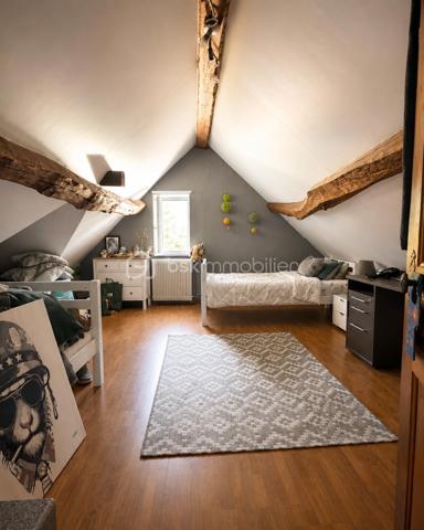 À Pommeuse, au cœur de la vallée du Grand Morin, découvrez cette magnifique demeure de caractère de près de 300 m² habitables, nichée dans un environnement verdoyant sur plus de 13 000 m² de terrain.

Ici, la nature est omniprésente. De grands espaces, du calme, de la verdure et cette agréable sensation d'être à la campagne, tout en restant à proximité de Disneyland Paris et facilement relié à la capitale.

Une propriété généreuse et pleine de charme, idéale pour une grande famille, mais également pour imaginer un beau projet de chambres d'hôtes, de gîte ou de table d'hôtes.

Dès le rez-de-chaussée, la maison séduit par ses proportions avec un vaste espace de vie de 50 m², plein de charme et convivial, complété par un second séjour de plus de 40 m². Plus de 90 m² d'espaces de réception où l'on imagine facilement les grandes tablées, les moments en famille, les soirées entre amis ou les petits-déjeuners de futurs hôtes.

Ce niveau accueille également une suite parentale avec salle d'eau privative et WC séparés.

À l'étage, les beaux volumes se poursuivent avec un espace composé d'une chambre, d'un salon et d'une salle d'eau. Deux autres grandes chambres ainsi qu'une salle de bains avec WC complètent ce niveau, sans oublier une belle suite parentale avec sa propre salle d'eau et ses WC, offrant confort et intimité.

Au deuxième étage, deux grandes chambres mansardées viennent parfaire l'ensemble et apporter encore davantage de possibilités à cette demeure familiale.

À l'extérieur, le charme opère tout autant. La propriété s'étend sur plus de 1,3 hectare, dans un cadre verdoyant où l'on profite pleinement des beaux jours et du calme de la campagne.

Une très belle et grande terrasse prolonge naturellement les espaces de vie. Déjeuners au soleil, longues soirées d'été, grandes tablées en famille ou moments de détente face à la verdure… ici, la maison se vit autant à l'intérieur qu'à l'extérieur.

Une piscine chauffée vient compléter ce cadre privilégié, ainsi qu'un double garage.

La propriété dispose également d'une partie équestre particulièrement complète avec 12 boxes, 6 paddocks,  une carrière, sellerie, espaces de stockage (hangar et box de stockage) et club-house.
Et nul besoin d'être cavalier pour apprécier tout le potentiel du lieu : cette partie peut être louée séparément pour environ 1 300 € par mois, soit un potentiel de 15 600 € de revenus complémentaires par an.

La situation est tout aussi séduisante : Disneyland Paris à environ 20/25 minutes, gare de Faremoutiers-Pommeuse à seulement 6 minutes en voiture, desservie par la ligne P en direction de Paris-Est, et écoles maternelle et élémentaire sur la commune.

Maison familiale, chambres d'hôtes, gîte, table d'hôtes, activité touristique, univers équestre ou revenus complémentaires… cette propriété offre une multitude de possibilités.

Une propriété atypique et pleine de caractère au cœur de la vallée du Grand Morin, pensée pour ceux qui recherchent de l'espace, du charme et surtout un lieu capable d'accueillir de nombreux projets.