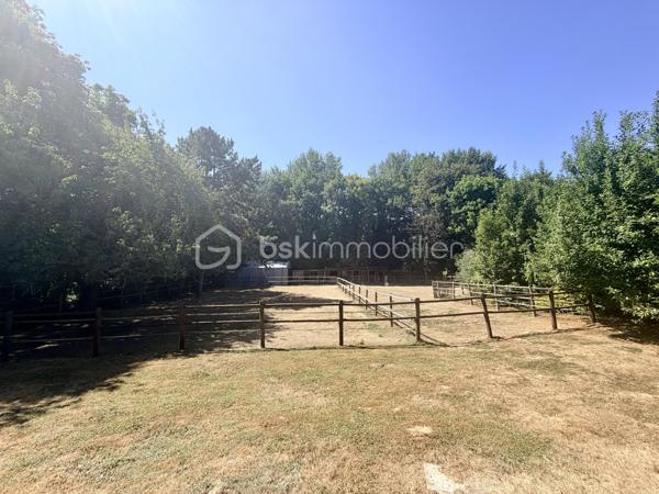 À Pommeuse, au cœur de la vallée du Grand Morin, découvrez cette magnifique demeure de caractère de près de 300 m² habitables, nichée dans un environnement verdoyant sur plus de 13 000 m² de terrain.

Ici, la nature est omniprésente. De grands espaces, du calme, de la verdure et cette agréable sensation d'être à la campagne, tout en restant à proximité de Disneyland Paris et facilement relié à la capitale.

Une propriété généreuse et pleine de charme, idéale pour une grande famille, mais également pour imaginer un beau projet de chambres d'hôtes, de gîte ou de table d'hôtes.

Dès le rez-de-chaussée, la maison séduit par ses proportions avec un vaste espace de vie de 50 m², plein de charme et convivial, complété par un second séjour de plus de 40 m². Plus de 90 m² d'espaces de réception où l'on imagine facilement les grandes tablées, les moments en famille, les soirées entre amis ou les petits-déjeuners de futurs hôtes.

Ce niveau accueille également une suite parentale avec salle d'eau privative et WC séparés.

À l'étage, les beaux volumes se poursuivent avec un espace composé d'une chambre, d'un salon et d'une salle d'eau. Deux autres grandes chambres ainsi qu'une salle de bains avec WC complètent ce niveau, sans oublier une belle suite parentale avec sa propre salle d'eau et ses WC, offrant confort et intimité.

Au deuxième étage, deux grandes chambres mansardées viennent parfaire l'ensemble et apporter encore davantage de possibilités à cette demeure familiale.

À l'extérieur, le charme opère tout autant. La propriété s'étend sur plus de 1,3 hectare, dans un cadre verdoyant où l'on profite pleinement des beaux jours et du calme de la campagne.

Une très belle et grande terrasse prolonge naturellement les espaces de vie. Déjeuners au soleil, longues soirées d'été, grandes tablées en famille ou moments de détente face à la verdure… ici, la maison se vit autant à l'intérieur qu'à l'extérieur.

Une piscine chauffée vient compléter ce cadre privilégié, ainsi qu'un double garage.

La propriété dispose également d'une partie équestre particulièrement complète avec 12 boxes, 6 paddocks,  une carrière, sellerie, espaces de stockage (hangar et box de stockage) et club-house.
Et nul besoin d'être cavalier pour apprécier tout le potentiel du lieu : cette partie peut être louée séparément pour environ 1 300 € par mois, soit un potentiel de 15 600 € de revenus complémentaires par an.

La situation est tout aussi séduisante : Disneyland Paris à environ 20/25 minutes, gare de Faremoutiers-Pommeuse à seulement 6 minutes en voiture, desservie par la ligne P en direction de Paris-Est, et écoles maternelle et élémentaire sur la commune.

Maison familiale, chambres d'hôtes, gîte, table d'hôtes, activité touristique, univers équestre ou revenus complémentaires… cette propriété offre une multitude de possibilités.

Une propriété atypique et pleine de caractère au cœur de la vallée du Grand Morin, pensée pour ceux qui recherchent de l'espace, du charme et surtout un lieu capable d'accueillir de nombreux projets.
