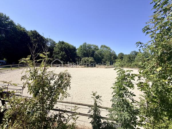 À Pommeuse, au cœur de la vallée du Grand Morin, découvrez cette magnifique demeure de caractère de près de 300 m² habitables, nichée dans un environnement verdoyant sur plus de 13 000 m² de terrain.

Ici, la nature est omniprésente. De grands espaces, du calme, de la verdure et cette agréable sensation d'être à la campagne, tout en restant à proximité de Disneyland Paris et facilement relié à la capitale.

Une propriété généreuse et pleine de charme, idéale pour une grande famille, mais également pour imaginer un beau projet de chambres d'hôtes, de gîte ou de table d'hôtes.

Dès le rez-de-chaussée, la maison séduit par ses proportions avec un vaste espace de vie de 50 m², plein de charme et convivial, complété par un second séjour de plus de 40 m². Plus de 90 m² d'espaces de réception où l'on imagine facilement les grandes tablées, les moments en famille, les soirées entre amis ou les petits-déjeuners de futurs hôtes.

Ce niveau accueille également une suite parentale avec salle d'eau privative et WC séparés.

À l'étage, les beaux volumes se poursuivent avec un espace composé d'une chambre, d'un salon et d'une salle d'eau. Deux autres grandes chambres ainsi qu'une salle de bains avec WC complètent ce niveau, sans oublier une belle suite parentale avec sa propre salle d'eau et ses WC, offrant confort et intimité.

Au deuxième étage, deux grandes chambres mansardées viennent parfaire l'ensemble et apporter encore davantage de possibilités à cette demeure familiale.

À l'extérieur, le charme opère tout autant. La propriété s'étend sur plus de 1,3 hectare, dans un cadre verdoyant où l'on profite pleinement des beaux jours et du calme de la campagne.

Une très belle et grande terrasse prolonge naturellement les espaces de vie. Déjeuners au soleil, longues soirées d'été, grandes tablées en famille ou moments de détente face à la verdure… ici, la maison se vit autant à l'intérieur qu'à l'extérieur.

Une piscine chauffée vient compléter ce cadre privilégié, ainsi qu'un double garage.

La propriété dispose également d'une partie équestre particulièrement complète avec 12 boxes, 6 paddocks,  une carrière, sellerie, espaces de stockage (hangar et box de stockage) et club-house.
Et nul besoin d'être cavalier pour apprécier tout le potentiel du lieu : cette partie peut être louée séparément pour environ 1 300 € par mois, soit un potentiel de 15 600 € de revenus complémentaires par an.

La situation est tout aussi séduisante : Disneyland Paris à environ 20/25 minutes, gare de Faremoutiers-Pommeuse à seulement 6 minutes en voiture, desservie par la ligne P en direction de Paris-Est, et écoles maternelle et élémentaire sur la commune.

Maison familiale, chambres d'hôtes, gîte, table d'hôtes, activité touristique, univers équestre ou revenus complémentaires… cette propriété offre une multitude de possibilités.

Une propriété atypique et pleine de caractère au cœur de la vallée du Grand Morin, pensée pour ceux qui recherchent de l'espace, du charme et surtout un lieu capable d'accueillir de nombreux projets.