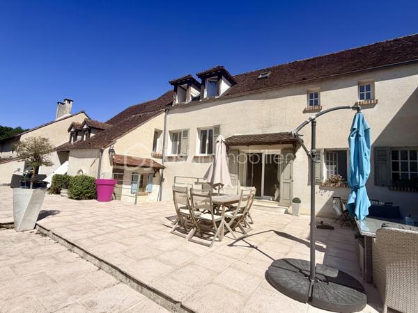 À Pommeuse, au cœur de la vallée du Grand Morin, découvrez cette magnifique demeure de caractère de près de 300 m² habitables, nichée dans un environnement verdoyant sur plus de 13 000 m² de terrain.

Ici, la nature est omniprésente. De grands espaces, du calme, de la verdure et cette agréable sensation d'être à la campagne, tout en restant à proximité de Disneyland Paris et facilement relié à la capitale.

Une propriété généreuse et pleine de charme, idéale pour une grande famille, mais également pour imaginer un beau projet de chambres d'hôtes, de gîte ou de table d'hôtes.

Dès le rez-de-chaussée, la maison séduit par ses proportions avec un vaste espace de vie de 50 m², plein de charme et convivial, complété par un second séjour de plus de 40 m². Plus de 90 m² d'espaces de réception où l'on imagine facilement les grandes tablées, les moments en famille, les soirées entre amis ou les petits-déjeuners de futurs hôtes.

Ce niveau accueille également une suite parentale avec salle d'eau privative et WC séparés.

À l'étage, les beaux volumes se poursuivent avec un espace composé d'une chambre, d'un salon et d'une salle d'eau. Deux autres grandes chambres ainsi qu'une salle de bains avec WC complètent ce niveau, sans oublier une belle suite parentale avec sa propre salle d'eau et ses WC, offrant confort et intimité.

Au deuxième étage, deux grandes chambres mansardées viennent parfaire l'ensemble et apporter encore davantage de possibilités à cette demeure familiale.

À l'extérieur, le charme opère tout autant. La propriété s'étend sur plus de 1,3 hectare, dans un cadre verdoyant où l'on profite pleinement des beaux jours et du calme de la campagne.

Une très belle et grande terrasse prolonge naturellement les espaces de vie. Déjeuners au soleil, longues soirées d'été, grandes tablées en famille ou moments de détente face à la verdure… ici, la maison se vit autant à l'intérieur qu'à l'extérieur.

Une piscine chauffée vient compléter ce cadre privilégié, ainsi qu'un double garage.

La propriété dispose également d'une partie équestre particulièrement complète avec 12 boxes, 6 paddocks,  une carrière, sellerie, espaces de stockage (hangar et box de stockage) et club-house.
Et nul besoin d'être cavalier pour apprécier tout le potentiel du lieu : cette partie peut être louée séparément pour environ 1 300 € par mois, soit un potentiel de 15 600 € de revenus complémentaires par an.

La situation est tout aussi séduisante : Disneyland Paris à environ 20/25 minutes, gare de Faremoutiers-Pommeuse à seulement 6 minutes en voiture, desservie par la ligne P en direction de Paris-Est, et écoles maternelle et élémentaire sur la commune.

Maison familiale, chambres d'hôtes, gîte, table d'hôtes, activité touristique, univers équestre ou revenus complémentaires… cette propriété offre une multitude de possibilités.

Une propriété atypique et pleine de caractère au cœur de la vallée du Grand Morin, pensée pour ceux qui recherchent de l'espace, du charme et surtout un lieu capable d'accueillir de nombreux projets.