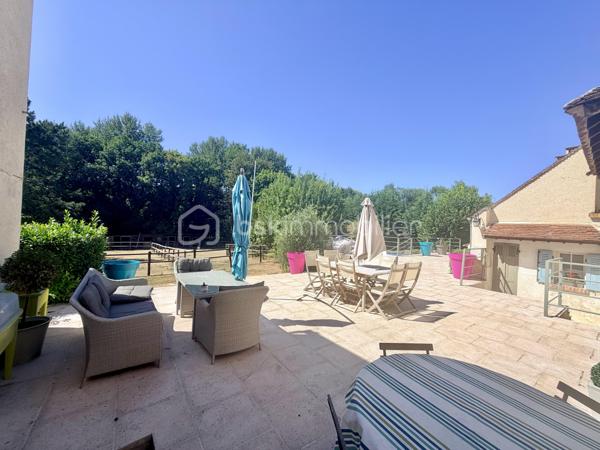À Pommeuse, au cœur de la vallée du Grand Morin, découvrez cette magnifique demeure de caractère de près de 300 m² habitables, nichée dans un environnement verdoyant sur plus de 13 000 m² de terrain.

Ici, la nature est omniprésente. De grands espaces, du calme, de la verdure et cette agréable sensation d'être à la campagne, tout en restant à proximité de Disneyland Paris et facilement relié à la capitale.

Une propriété généreuse et pleine de charme, idéale pour une grande famille, mais également pour imaginer un beau projet de chambres d'hôtes, de gîte ou de table d'hôtes.

Dès le rez-de-chaussée, la maison séduit par ses proportions avec un vaste espace de vie de 50 m², plein de charme et convivial, complété par un second séjour de plus de 40 m². Plus de 90 m² d'espaces de réception où l'on imagine facilement les grandes tablées, les moments en famille, les soirées entre amis ou les petits-déjeuners de futurs hôtes.

Ce niveau accueille également une suite parentale avec salle d'eau privative et WC séparés.

À l'étage, les beaux volumes se poursuivent avec un espace composé d'une chambre, d'un salon et d'une salle d'eau. Deux autres grandes chambres ainsi qu'une salle de bains avec WC complètent ce niveau, sans oublier une belle suite parentale avec sa propre salle d'eau et ses WC, offrant confort et intimité.

Au deuxième étage, deux grandes chambres mansardées viennent parfaire l'ensemble et apporter encore davantage de possibilités à cette demeure familiale.

À l'extérieur, le charme opère tout autant. La propriété s'étend sur plus de 1,3 hectare, dans un cadre verdoyant où l'on profite pleinement des beaux jours et du calme de la campagne.

Une très belle et grande terrasse prolonge naturellement les espaces de vie. Déjeuners au soleil, longues soirées d'été, grandes tablées en famille ou moments de détente face à la verdure… ici, la maison se vit autant à l'intérieur qu'à l'extérieur.

Une piscine chauffée vient compléter ce cadre privilégié, ainsi qu'un double garage.

La propriété dispose également d'une partie équestre particulièrement complète avec 12 boxes, 6 paddocks,  une carrière, sellerie, espaces de stockage (hangar et box de stockage) et club-house.
Et nul besoin d'être cavalier pour apprécier tout le potentiel du lieu : cette partie peut être louée séparément pour environ 1 300 € par mois, soit un potentiel de 15 600 € de revenus complémentaires par an.

La situation est tout aussi séduisante : Disneyland Paris à environ 20/25 minutes, gare de Faremoutiers-Pommeuse à seulement 6 minutes en voiture, desservie par la ligne P en direction de Paris-Est, et écoles maternelle et élémentaire sur la commune.

Maison familiale, chambres d'hôtes, gîte, table d'hôtes, activité touristique, univers équestre ou revenus complémentaires… cette propriété offre une multitude de possibilités.

Une propriété atypique et pleine de caractère au cœur de la vallée du Grand Morin, pensée pour ceux qui recherchent de l'espace, du charme et surtout un lieu capable d'accueillir de nombreux projets.