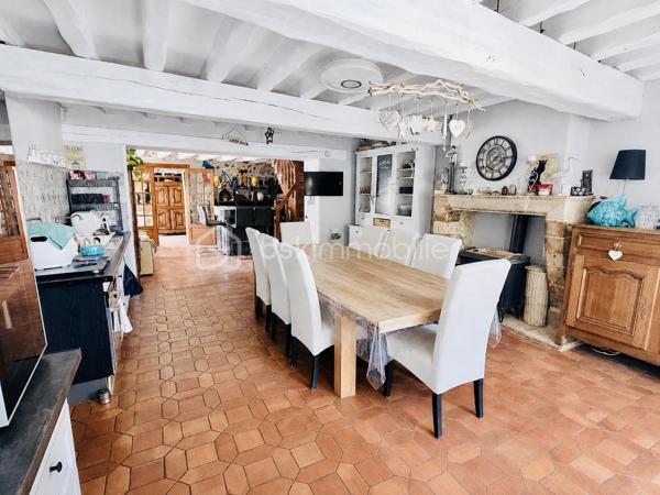 À Pommeuse, au cœur de la vallée du Grand Morin, découvrez cette magnifique demeure de caractère de près de 300 m² habitables, nichée dans un environnement verdoyant sur plus de 13 000 m² de terrain.

Ici, la nature est omniprésente. De grands espaces, du calme, de la verdure et cette agréable sensation d'être à la campagne, tout en restant à proximité de Disneyland Paris et facilement relié à la capitale.

Une propriété généreuse et pleine de charme, idéale pour une grande famille, mais également pour imaginer un beau projet de chambres d'hôtes, de gîte ou de table d'hôtes.

Dès le rez-de-chaussée, la maison séduit par ses proportions avec un vaste espace de vie de 50 m², plein de charme et convivial, complété par un second séjour de plus de 40 m². Plus de 90 m² d'espaces de réception où l'on imagine facilement les grandes tablées, les moments en famille, les soirées entre amis ou les petits-déjeuners de futurs hôtes.

Ce niveau accueille également une suite parentale avec salle d'eau privative et WC séparés.

À l'étage, les beaux volumes se poursuivent avec un espace composé d'une chambre, d'un salon et d'une salle d'eau. Deux autres grandes chambres ainsi qu'une salle de bains avec WC complètent ce niveau, sans oublier une belle suite parentale avec sa propre salle d'eau et ses WC, offrant confort et intimité.

Au deuxième étage, deux grandes chambres mansardées viennent parfaire l'ensemble et apporter encore davantage de possibilités à cette demeure familiale.

À l'extérieur, le charme opère tout autant. La propriété s'étend sur plus de 1,3 hectare, dans un cadre verdoyant où l'on profite pleinement des beaux jours et du calme de la campagne.

Une très belle et grande terrasse prolonge naturellement les espaces de vie. Déjeuners au soleil, longues soirées d'été, grandes tablées en famille ou moments de détente face à la verdure… ici, la maison se vit autant à l'intérieur qu'à l'extérieur.

Une piscine chauffée vient compléter ce cadre privilégié, ainsi qu'un double garage.

La propriété dispose également d'une partie équestre particulièrement complète avec 12 boxes, 6 paddocks,  une carrière, sellerie, espaces de stockage (hangar et box de stockage) et club-house.
Et nul besoin d'être cavalier pour apprécier tout le potentiel du lieu : cette partie peut être louée séparément pour environ 1 300 € par mois, soit un potentiel de 15 600 € de revenus complémentaires par an.

La situation est tout aussi séduisante : Disneyland Paris à environ 20/25 minutes, gare de Faremoutiers-Pommeuse à seulement 6 minutes en voiture, desservie par la ligne P en direction de Paris-Est, et écoles maternelle et élémentaire sur la commune.

Maison familiale, chambres d'hôtes, gîte, table d'hôtes, activité touristique, univers équestre ou revenus complémentaires… cette propriété offre une multitude de possibilités.

Une propriété atypique et pleine de caractère au cœur de la vallée du Grand Morin, pensée pour ceux qui recherchent de l'espace, du charme et surtout un lieu capable d'accueillir de nombreux projets.