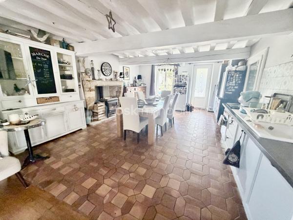 À Pommeuse, au cœur de la vallée du Grand Morin, découvrez cette magnifique demeure de caractère de près de 300 m² habitables, nichée dans un environnement verdoyant sur plus de 13 000 m² de terrain.

Ici, la nature est omniprésente. De grands espaces, du calme, de la verdure et cette agréable sensation d'être à la campagne, tout en restant à proximité de Disneyland Paris et facilement relié à la capitale.

Une propriété généreuse et pleine de charme, idéale pour une grande famille, mais également pour imaginer un beau projet de chambres d'hôtes, de gîte ou de table d'hôtes.

Dès le rez-de-chaussée, la maison séduit par ses proportions avec un vaste espace de vie de 50 m², plein de charme et convivial, complété par un second séjour de plus de 40 m². Plus de 90 m² d'espaces de réception où l'on imagine facilement les grandes tablées, les moments en famille, les soirées entre amis ou les petits-déjeuners de futurs hôtes.

Ce niveau accueille également une suite parentale avec salle d'eau privative et WC séparés.

À l'étage, les beaux volumes se poursuivent avec un espace composé d'une chambre, d'un salon et d'une salle d'eau. Deux autres grandes chambres ainsi qu'une salle de bains avec WC complètent ce niveau, sans oublier une belle suite parentale avec sa propre salle d'eau et ses WC, offrant confort et intimité.

Au deuxième étage, deux grandes chambres mansardées viennent parfaire l'ensemble et apporter encore davantage de possibilités à cette demeure familiale.

À l'extérieur, le charme opère tout autant. La propriété s'étend sur plus de 1,3 hectare, dans un cadre verdoyant où l'on profite pleinement des beaux jours et du calme de la campagne.

Une très belle et grande terrasse prolonge naturellement les espaces de vie. Déjeuners au soleil, longues soirées d'été, grandes tablées en famille ou moments de détente face à la verdure… ici, la maison se vit autant à l'intérieur qu'à l'extérieur.

Une piscine chauffée vient compléter ce cadre privilégié, ainsi qu'un double garage.

La propriété dispose également d'une partie équestre particulièrement complète avec 12 boxes, 6 paddocks,  une carrière, sellerie, espaces de stockage (hangar et box de stockage) et club-house.
Et nul besoin d'être cavalier pour apprécier tout le potentiel du lieu : cette partie peut être louée séparément pour environ 1 300 € par mois, soit un potentiel de 15 600 € de revenus complémentaires par an.

La situation est tout aussi séduisante : Disneyland Paris à environ 20/25 minutes, gare de Faremoutiers-Pommeuse à seulement 6 minutes en voiture, desservie par la ligne P en direction de Paris-Est, et écoles maternelle et élémentaire sur la commune.

Maison familiale, chambres d'hôtes, gîte, table d'hôtes, activité touristique, univers équestre ou revenus complémentaires… cette propriété offre une multitude de possibilités.

Une propriété atypique et pleine de caractère au cœur de la vallée du Grand Morin, pensée pour ceux qui recherchent de l'espace, du charme et surtout un lieu capable d'accueillir de nombreux projets.