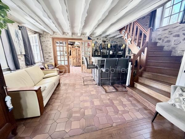 À Pommeuse, au cœur de la vallée du Grand Morin, découvrez cette magnifique demeure de caractère de près de 300 m² habitables, nichée dans un environnement verdoyant sur plus de 13 000 m² de terrain.

Ici, la nature est omniprésente. De grands espaces, du calme, de la verdure et cette agréable sensation d'être à la campagne, tout en restant à proximité de Disneyland Paris et facilement relié à la capitale.

Une propriété généreuse et pleine de charme, idéale pour une grande famille, mais également pour imaginer un beau projet de chambres d'hôtes, de gîte ou de table d'hôtes.

Dès le rez-de-chaussée, la maison séduit par ses proportions avec un vaste espace de vie de 50 m², plein de charme et convivial, complété par un second séjour de plus de 40 m². Plus de 90 m² d'espaces de réception où l'on imagine facilement les grandes tablées, les moments en famille, les soirées entre amis ou les petits-déjeuners de futurs hôtes.

Ce niveau accueille également une suite parentale avec salle d'eau privative et WC séparés.

À l'étage, les beaux volumes se poursuivent avec un espace composé d'une chambre, d'un salon et d'une salle d'eau. Deux autres grandes chambres ainsi qu'une salle de bains avec WC complètent ce niveau, sans oublier une belle suite parentale avec sa propre salle d'eau et ses WC, offrant confort et intimité.

Au deuxième étage, deux grandes chambres mansardées viennent parfaire l'ensemble et apporter encore davantage de possibilités à cette demeure familiale.

À l'extérieur, le charme opère tout autant. La propriété s'étend sur plus de 1,3 hectare, dans un cadre verdoyant où l'on profite pleinement des beaux jours et du calme de la campagne.

Une très belle et grande terrasse prolonge naturellement les espaces de vie. Déjeuners au soleil, longues soirées d'été, grandes tablées en famille ou moments de détente face à la verdure… ici, la maison se vit autant à l'intérieur qu'à l'extérieur.

Une piscine chauffée vient compléter ce cadre privilégié, ainsi qu'un double garage.

La propriété dispose également d'une partie équestre particulièrement complète avec 12 boxes, 6 paddocks,  une carrière, sellerie, espaces de stockage (hangar et box de stockage) et club-house.
Et nul besoin d'être cavalier pour apprécier tout le potentiel du lieu : cette partie peut être louée séparément pour environ 1 300 € par mois, soit un potentiel de 15 600 € de revenus complémentaires par an.

La situation est tout aussi séduisante : Disneyland Paris à environ 20/25 minutes, gare de Faremoutiers-Pommeuse à seulement 6 minutes en voiture, desservie par la ligne P en direction de Paris-Est, et écoles maternelle et élémentaire sur la commune.

Maison familiale, chambres d'hôtes, gîte, table d'hôtes, activité touristique, univers équestre ou revenus complémentaires… cette propriété offre une multitude de possibilités.

Une propriété atypique et pleine de caractère au cœur de la vallée du Grand Morin, pensée pour ceux qui recherchent de l'espace, du charme et surtout un lieu capable d'accueillir de nombreux projets.