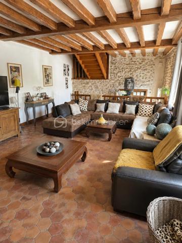 À Pommeuse, au cœur de la vallée du Grand Morin, découvrez cette magnifique demeure de caractère de près de 300 m² habitables, nichée dans un environnement verdoyant sur plus de 13 000 m² de terrain.

Ici, la nature est omniprésente. De grands espaces, du calme, de la verdure et cette agréable sensation d'être à la campagne, tout en restant à proximité de Disneyland Paris et facilement relié à la capitale.

Une propriété généreuse et pleine de charme, idéale pour une grande famille, mais également pour imaginer un beau projet de chambres d'hôtes, de gîte ou de table d'hôtes.

Dès le rez-de-chaussée, la maison séduit par ses proportions avec un vaste espace de vie de 50 m², plein de charme et convivial, complété par un second séjour de plus de 40 m². Plus de 90 m² d'espaces de réception où l'on imagine facilement les grandes tablées, les moments en famille, les soirées entre amis ou les petits-déjeuners de futurs hôtes.

Ce niveau accueille également une suite parentale avec salle d'eau privative et WC séparés.

À l'étage, les beaux volumes se poursuivent avec un espace composé d'une chambre, d'un salon et d'une salle d'eau. Deux autres grandes chambres ainsi qu'une salle de bains avec WC complètent ce niveau, sans oublier une belle suite parentale avec sa propre salle d'eau et ses WC, offrant confort et intimité.

Au deuxième étage, deux grandes chambres mansardées viennent parfaire l'ensemble et apporter encore davantage de possibilités à cette demeure familiale.

À l'extérieur, le charme opère tout autant. La propriété s'étend sur plus de 1,3 hectare, dans un cadre verdoyant où l'on profite pleinement des beaux jours et du calme de la campagne.

Une très belle et grande terrasse prolonge naturellement les espaces de vie. Déjeuners au soleil, longues soirées d'été, grandes tablées en famille ou moments de détente face à la verdure… ici, la maison se vit autant à l'intérieur qu'à l'extérieur.

Une piscine chauffée vient compléter ce cadre privilégié, ainsi qu'un double garage.

La propriété dispose également d'une partie équestre particulièrement complète avec 12 boxes, 6 paddocks,  une carrière, sellerie, espaces de stockage (hangar et box de stockage) et club-house.
Et nul besoin d'être cavalier pour apprécier tout le potentiel du lieu : cette partie peut être louée séparément pour environ 1 300 € par mois, soit un potentiel de 15 600 € de revenus complémentaires par an.

La situation est tout aussi séduisante : Disneyland Paris à environ 20/25 minutes, gare de Faremoutiers-Pommeuse à seulement 6 minutes en voiture, desservie par la ligne P en direction de Paris-Est, et écoles maternelle et élémentaire sur la commune.

Maison familiale, chambres d'hôtes, gîte, table d'hôtes, activité touristique, univers équestre ou revenus complémentaires… cette propriété offre une multitude de possibilités.

Une propriété atypique et pleine de caractère au cœur de la vallée du Grand Morin, pensée pour ceux qui recherchent de l'espace, du charme et surtout un lieu capable d'accueillir de nombreux projets.