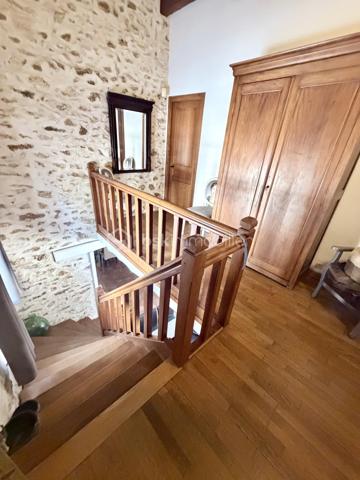 À Pommeuse, au cœur de la vallée du Grand Morin, découvrez cette magnifique demeure de caractère de près de 300 m² habitables, nichée dans un environnement verdoyant sur plus de 13 000 m² de terrain.

Ici, la nature est omniprésente. De grands espaces, du calme, de la verdure et cette agréable sensation d'être à la campagne, tout en restant à proximité de Disneyland Paris et facilement relié à la capitale.

Une propriété généreuse et pleine de charme, idéale pour une grande famille, mais également pour imaginer un beau projet de chambres d'hôtes, de gîte ou de table d'hôtes.

Dès le rez-de-chaussée, la maison séduit par ses proportions avec un vaste espace de vie de 50 m², plein de charme et convivial, complété par un second séjour de plus de 40 m². Plus de 90 m² d'espaces de réception où l'on imagine facilement les grandes tablées, les moments en famille, les soirées entre amis ou les petits-déjeuners de futurs hôtes.

Ce niveau accueille également une suite parentale avec salle d'eau privative et WC séparés.

À l'étage, les beaux volumes se poursuivent avec un espace composé d'une chambre, d'un salon et d'une salle d'eau. Deux autres grandes chambres ainsi qu'une salle de bains avec WC complètent ce niveau, sans oublier une belle suite parentale avec sa propre salle d'eau et ses WC, offrant confort et intimité.

Au deuxième étage, deux grandes chambres mansardées viennent parfaire l'ensemble et apporter encore davantage de possibilités à cette demeure familiale.

À l'extérieur, le charme opère tout autant. La propriété s'étend sur plus de 1,3 hectare, dans un cadre verdoyant où l'on profite pleinement des beaux jours et du calme de la campagne.

Une très belle et grande terrasse prolonge naturellement les espaces de vie. Déjeuners au soleil, longues soirées d'été, grandes tablées en famille ou moments de détente face à la verdure… ici, la maison se vit autant à l'intérieur qu'à l'extérieur.

Une piscine chauffée vient compléter ce cadre privilégié, ainsi qu'un double garage.

La propriété dispose également d'une partie équestre particulièrement complète avec 12 boxes, 6 paddocks,  une carrière, sellerie, espaces de stockage (hangar et box de stockage) et club-house.
Et nul besoin d'être cavalier pour apprécier tout le potentiel du lieu : cette partie peut être louée séparément pour environ 1 300 € par mois, soit un potentiel de 15 600 € de revenus complémentaires par an.

La situation est tout aussi séduisante : Disneyland Paris à environ 20/25 minutes, gare de Faremoutiers-Pommeuse à seulement 6 minutes en voiture, desservie par la ligne P en direction de Paris-Est, et écoles maternelle et élémentaire sur la commune.

Maison familiale, chambres d'hôtes, gîte, table d'hôtes, activité touristique, univers équestre ou revenus complémentaires… cette propriété offre une multitude de possibilités.

Une propriété atypique et pleine de caractère au cœur de la vallée du Grand Morin, pensée pour ceux qui recherchent de l'espace, du charme et surtout un lieu capable d'accueillir de nombreux projets.