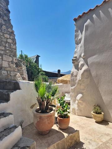 Maison de village avec jardin et cabanon