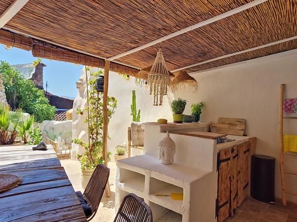Maison de village avec jardin et cabanon