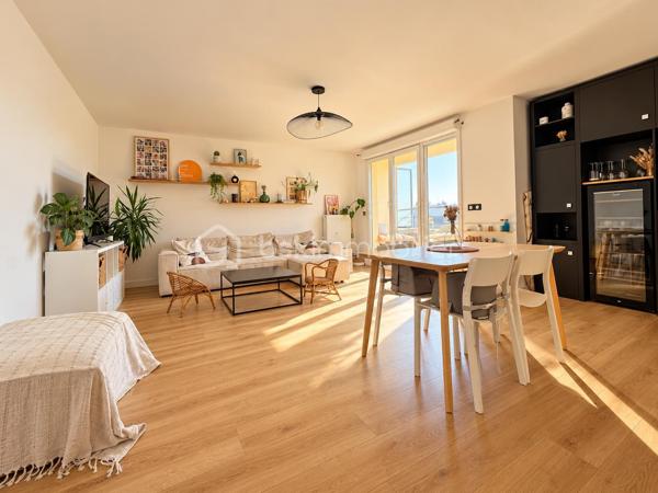 Dans une résidence calme et sécurisée, découvrez ce bel appartement en duplex, 4 pièces de standing d’environ 100 m², situé au dernier étage et bénéficiant d’une exposition Sud-Est.

L’appartement s’ouvre sur une véritable entrée desservant un spacieux salon-séjour avec accès direct à la terrasse, ainsi qu’une cuisine américaine entièrement équipée. Une chambre avec rangements et un WC indépendant complètent ce niveau.

À l’étage, vous trouverez deux belles chambres de 15 et 16 m², une salle de bains ainsi qu’un second WC.

L’appartement bénéficie également d’un agréable balcon-terrasse, idéalement exposé.

Un box fermé avec porte de garage motorisée est vendu avec l’appartement.

Un appartement spacieux, lumineux et parfaitement agencé, dans un environnement calme et sécurisé.