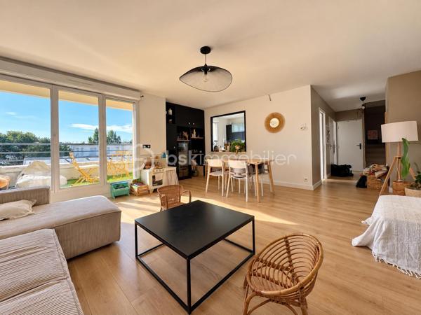 Dans une résidence calme et sécurisée, découvrez ce bel appartement en duplex, 4 pièces de standing d’environ 100 m², situé au dernier étage et bénéficiant d’une exposition Sud-Est.

L’appartement s’ouvre sur une véritable entrée desservant un spacieux salon-séjour avec accès direct à la terrasse, ainsi qu’une cuisine américaine entièrement équipée. Une chambre avec rangements et un WC indépendant complètent ce niveau.

À l’étage, vous trouverez deux belles chambres de 15 et 16 m², une salle de bains ainsi qu’un second WC.

L’appartement bénéficie également d’un agréable balcon-terrasse, idéalement exposé.

Un box fermé avec porte de garage motorisée est vendu avec l’appartement.

Un appartement spacieux, lumineux et parfaitement agencé, dans un environnement calme et sécurisé.