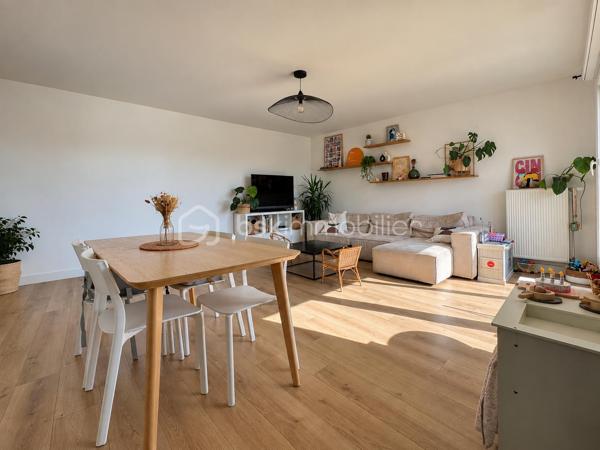 Dans une résidence calme et sécurisée, découvrez ce bel appartement en duplex, 4 pièces de standing d’environ 100 m², situé au dernier étage et bénéficiant d’une exposition Sud-Est.

L’appartement s’ouvre sur une véritable entrée desservant un spacieux salon-séjour avec accès direct à la terrasse, ainsi qu’une cuisine américaine entièrement équipée. Une chambre avec rangements et un WC indépendant complètent ce niveau.

À l’étage, vous trouverez deux belles chambres de 15 et 16 m², une salle de bains ainsi qu’un second WC.

L’appartement bénéficie également d’un agréable balcon-terrasse, idéalement exposé.

Un box fermé avec porte de garage motorisée est vendu avec l’appartement.

Un appartement spacieux, lumineux et parfaitement agencé, dans un environnement calme et sécurisé.