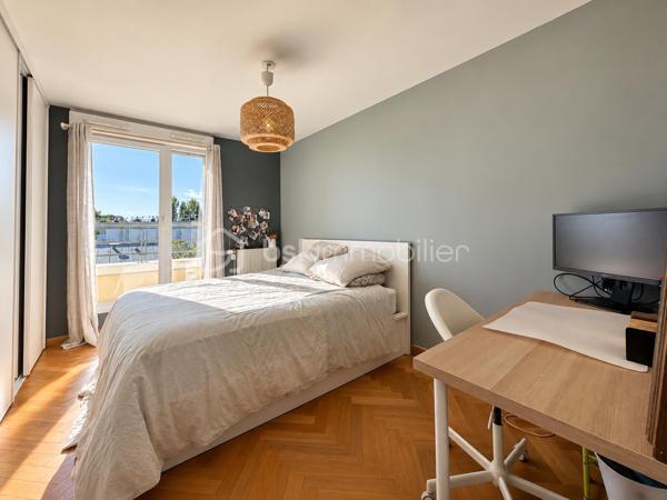 Dans une résidence calme et sécurisée, découvrez ce bel appartement en duplex, 4 pièces de standing d’environ 100 m², situé au dernier étage et bénéficiant d’une exposition Sud-Est.

L’appartement s’ouvre sur une véritable entrée desservant un spacieux salon-séjour avec accès direct à la terrasse, ainsi qu’une cuisine américaine entièrement équipée. Une chambre avec rangements et un WC indépendant complètent ce niveau.

À l’étage, vous trouverez deux belles chambres de 15 et 16 m², une salle de bains ainsi qu’un second WC.

L’appartement bénéficie également d’un agréable balcon-terrasse, idéalement exposé.

Un box fermé avec porte de garage motorisée est vendu avec l’appartement.

Un appartement spacieux, lumineux et parfaitement agencé, dans un environnement calme et sécurisé.