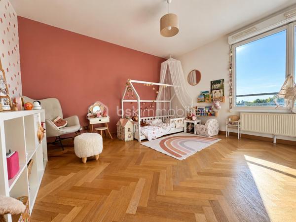 Dans une résidence calme et sécurisée, découvrez ce bel appartement en duplex, 4 pièces de standing d’environ 100 m², situé au dernier étage et bénéficiant d’une exposition Sud-Est.

L’appartement s’ouvre sur une véritable entrée desservant un spacieux salon-séjour avec accès direct à la terrasse, ainsi qu’une cuisine américaine entièrement équipée. Une chambre avec rangements et un WC indépendant complètent ce niveau.

À l’étage, vous trouverez deux belles chambres de 15 et 16 m², une salle de bains ainsi qu’un second WC.

L’appartement bénéficie également d’un agréable balcon-terrasse, idéalement exposé.

Un box fermé avec porte de garage motorisée est vendu avec l’appartement.

Un appartement spacieux, lumineux et parfaitement agencé, dans un environnement calme et sécurisé.