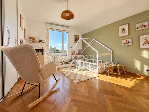 Dans une résidence calme et sécurisée, découvrez ce bel appartement en duplex, 4 pièces de standing d’environ 100 m², situé au dernier étage et bénéficiant d’une exposition Sud-Est.

L’appartement s’ouvre sur une véritable entrée desservant un spacieux salon-séjour avec accès direct à la terrasse, ainsi qu’une cuisine américaine entièrement équipée. Une chambre avec rangements et un WC indépendant complètent ce niveau.

À l’étage, vous trouverez deux belles chambres de 15 et 16 m², une salle de bains ainsi qu’un second WC.

L’appartement bénéficie également d’un agréable balcon-terrasse, idéalement exposé.

Un box fermé avec porte de garage motorisée est vendu avec l’appartement.

Un appartement spacieux, lumineux et parfaitement agencé, dans un environnement calme et sécurisé.
